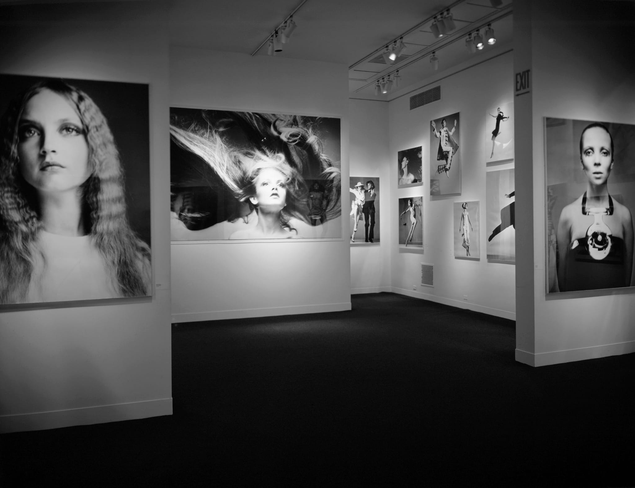 Vue de l'accrochage de la rétrospective Avedon au Metropolitan Museum en 1978