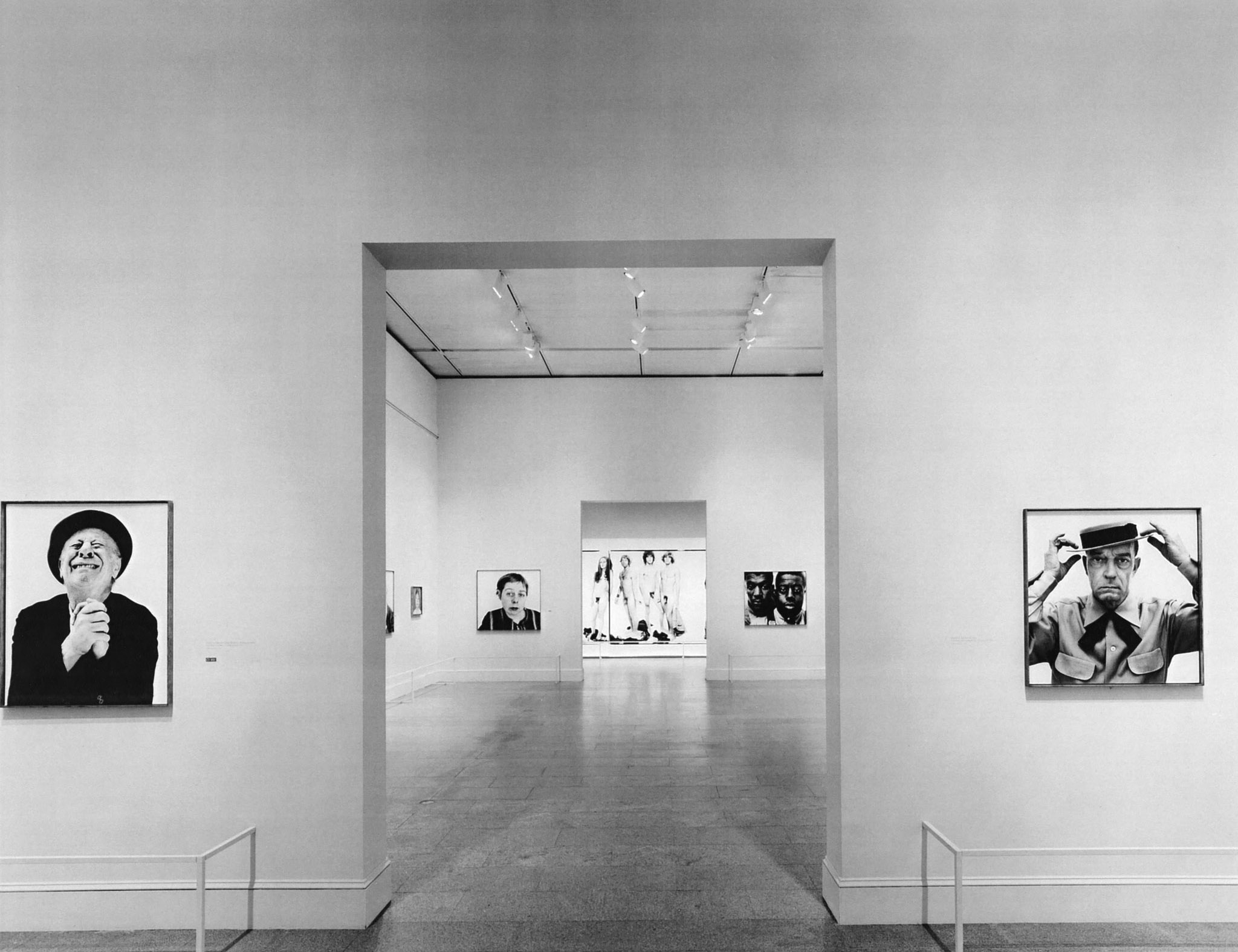 Vue de l'accrochage de l'exposition Richard Avedon: Portraits au Metropolitan Museum en 2002