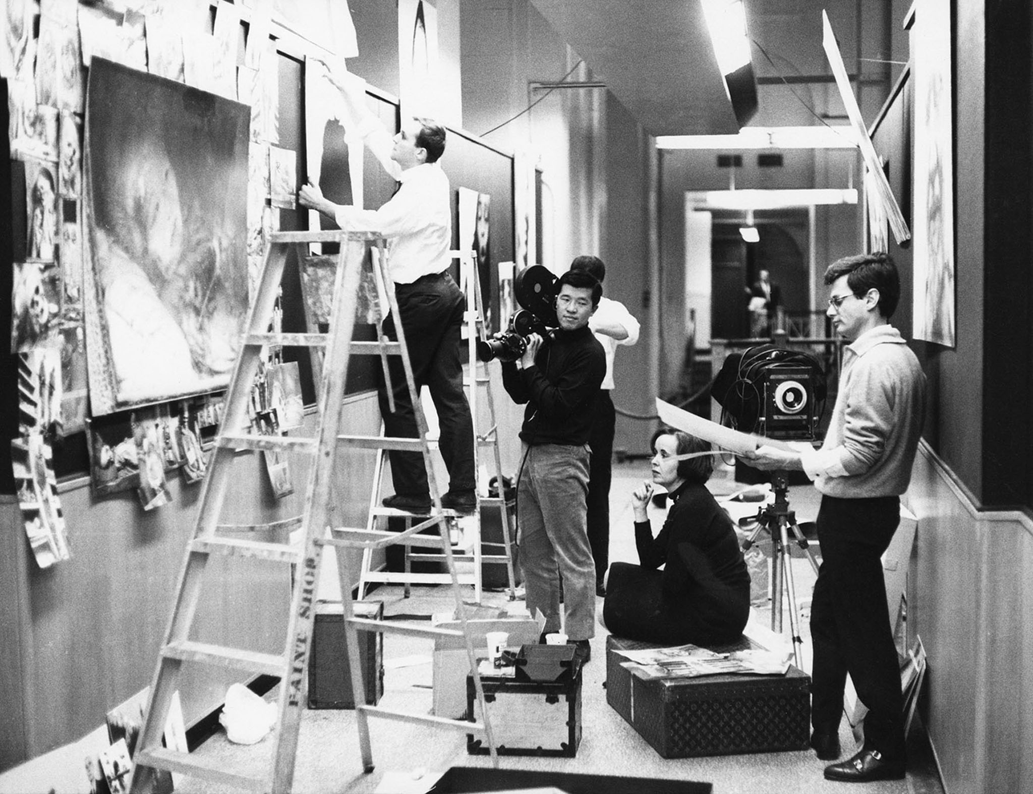 Vue de l'accrochage d'une exposition Richard Avedon au Smithsonian en 1962