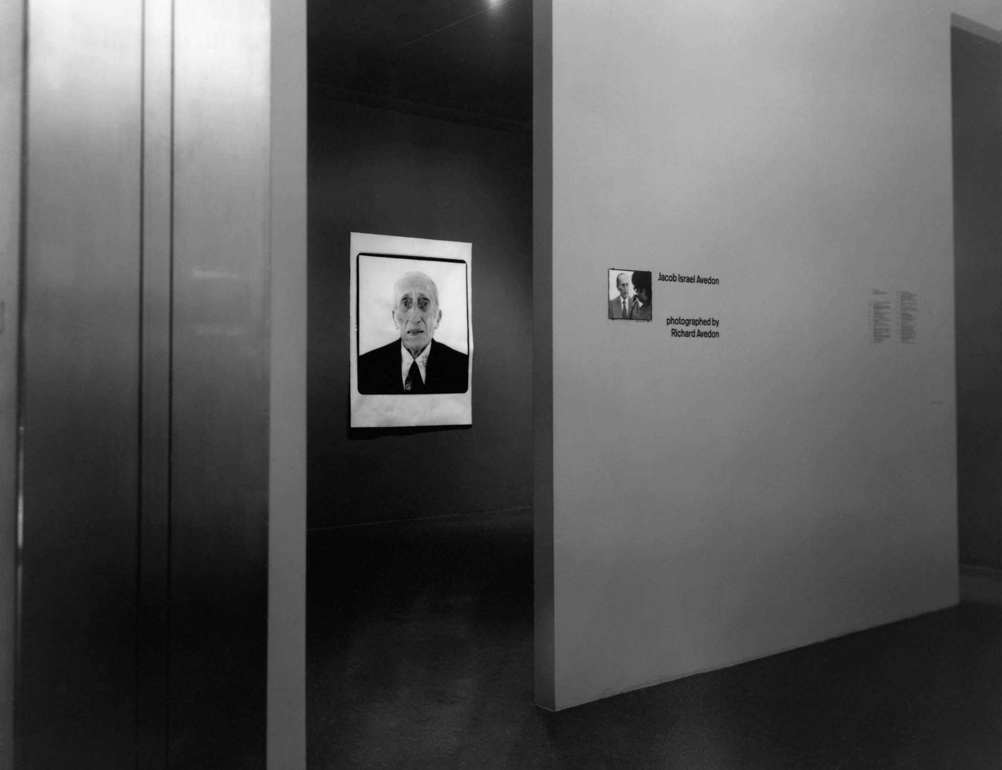 Vue de l'accrochage des huit portraits du père de Richard Avedon au Museum of Modern Art en 1974