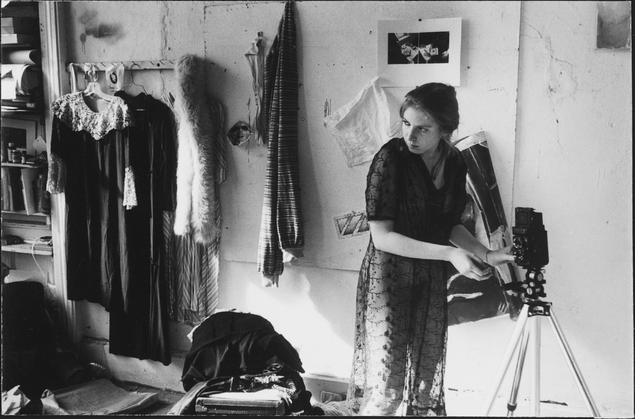 Francesca Woodman dans son atelier de Providence, photographiée par George Lange en 1976