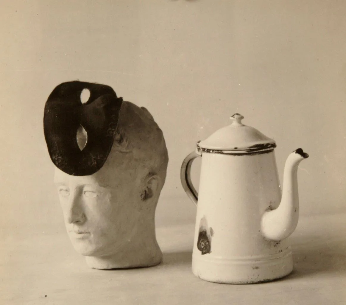 Giuseppe Cavalli, nature morte : une tête de plâtre coiffée d'un masque sombre à côté d'une cafetière émaillée