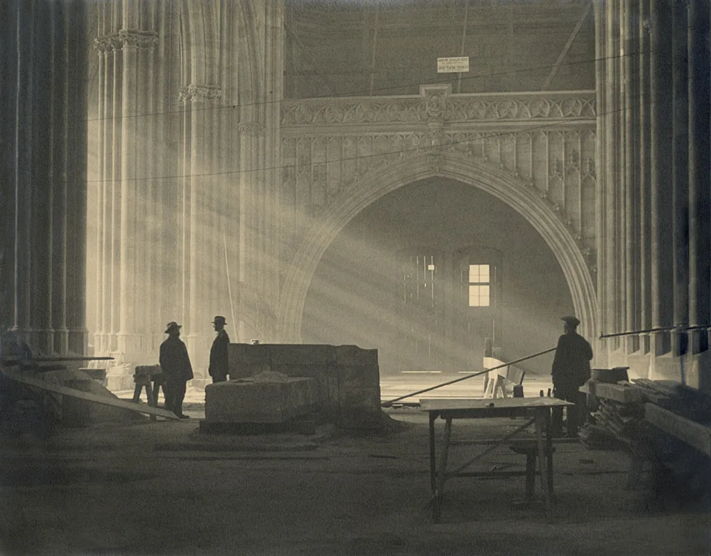 Josef Sudek, intérieur de la cathédrale Saint-Guy de Prague, la lumière traversant la nef