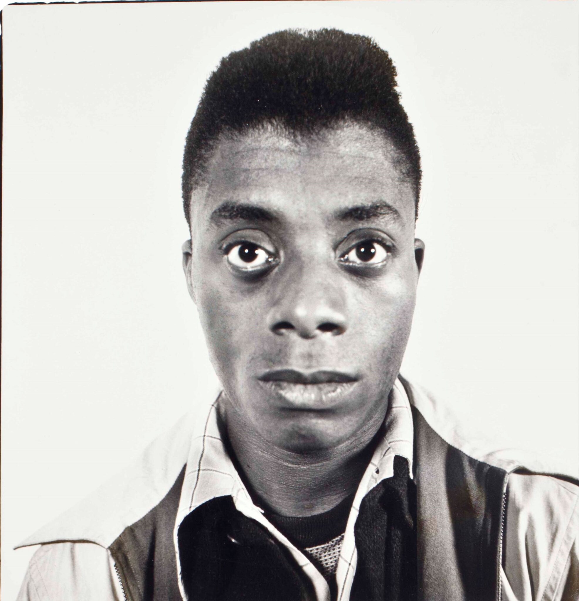 Portrait frontal de James Baldwin jeune, sur fond clair