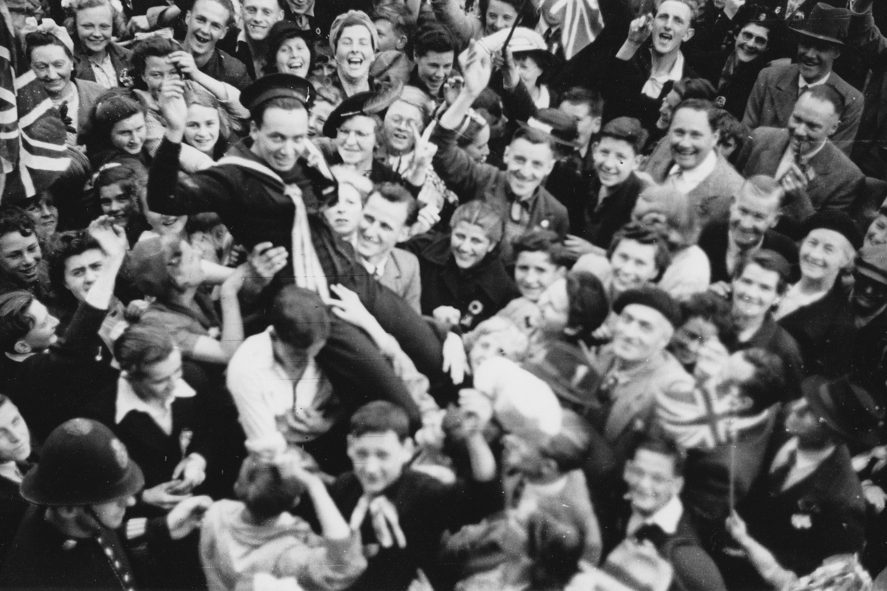 La foule de Jersey célébrant la libération de l'île le 9 mai 1945