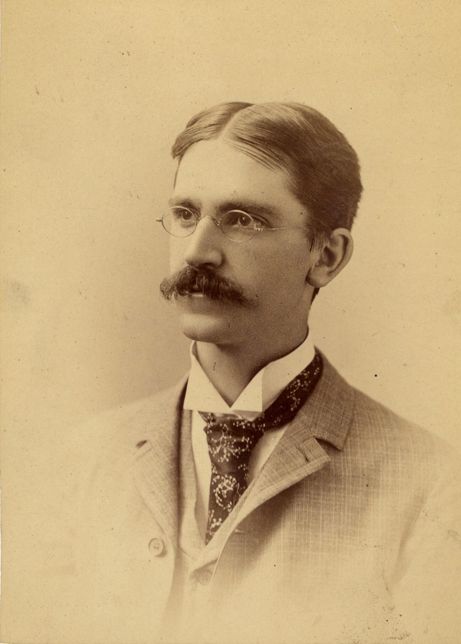 Portrait de John Dewey en studio vers 1890