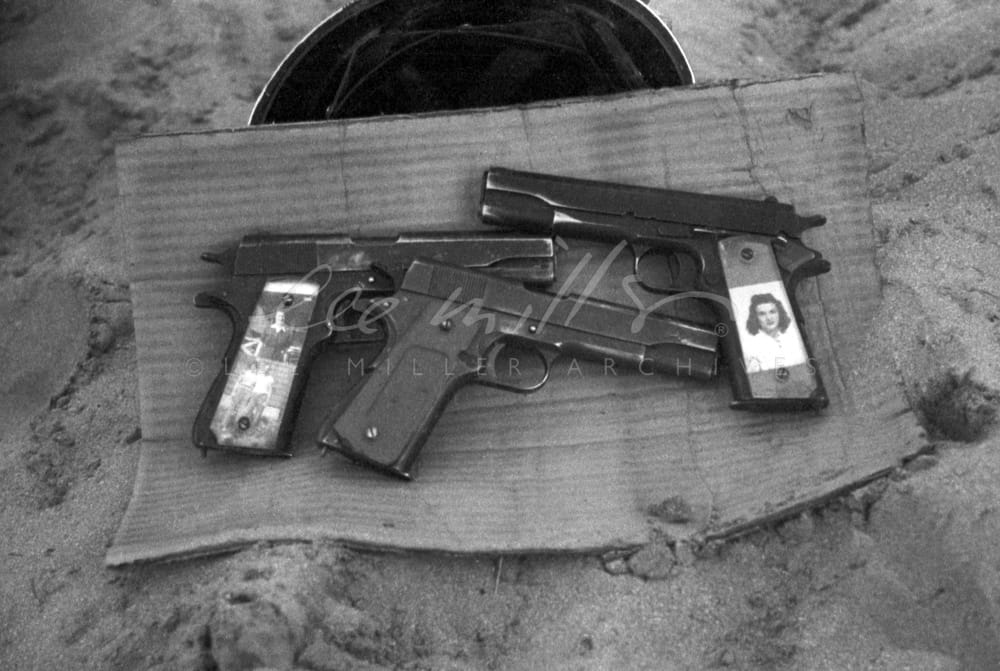 Armes de soldats avec portraits de leurs compagnes sous plexiglas photographiées par Lee Miller