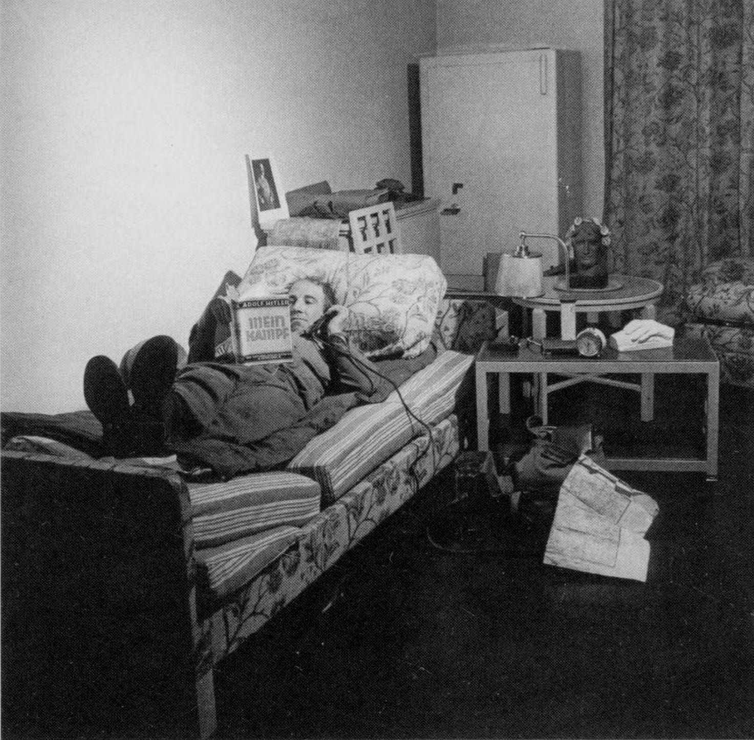 Sergent Arthur Peters sur le lit de Hitler photographié par Lee Miller à Munich en 1945