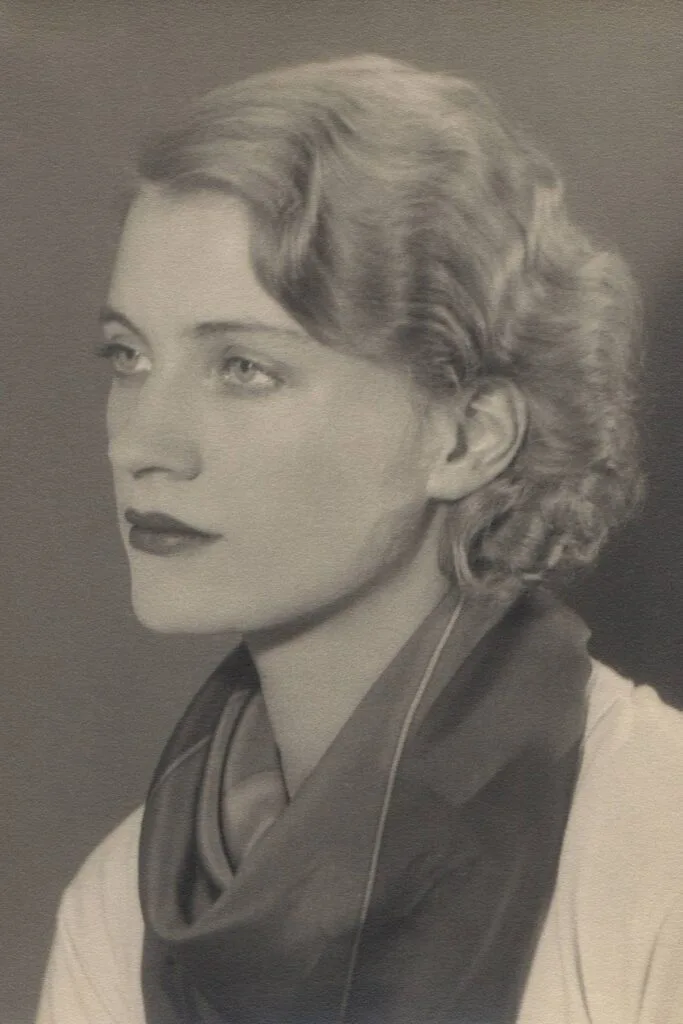 Autoportrait en noir et blanc de Lee Miller à Paris en 1930