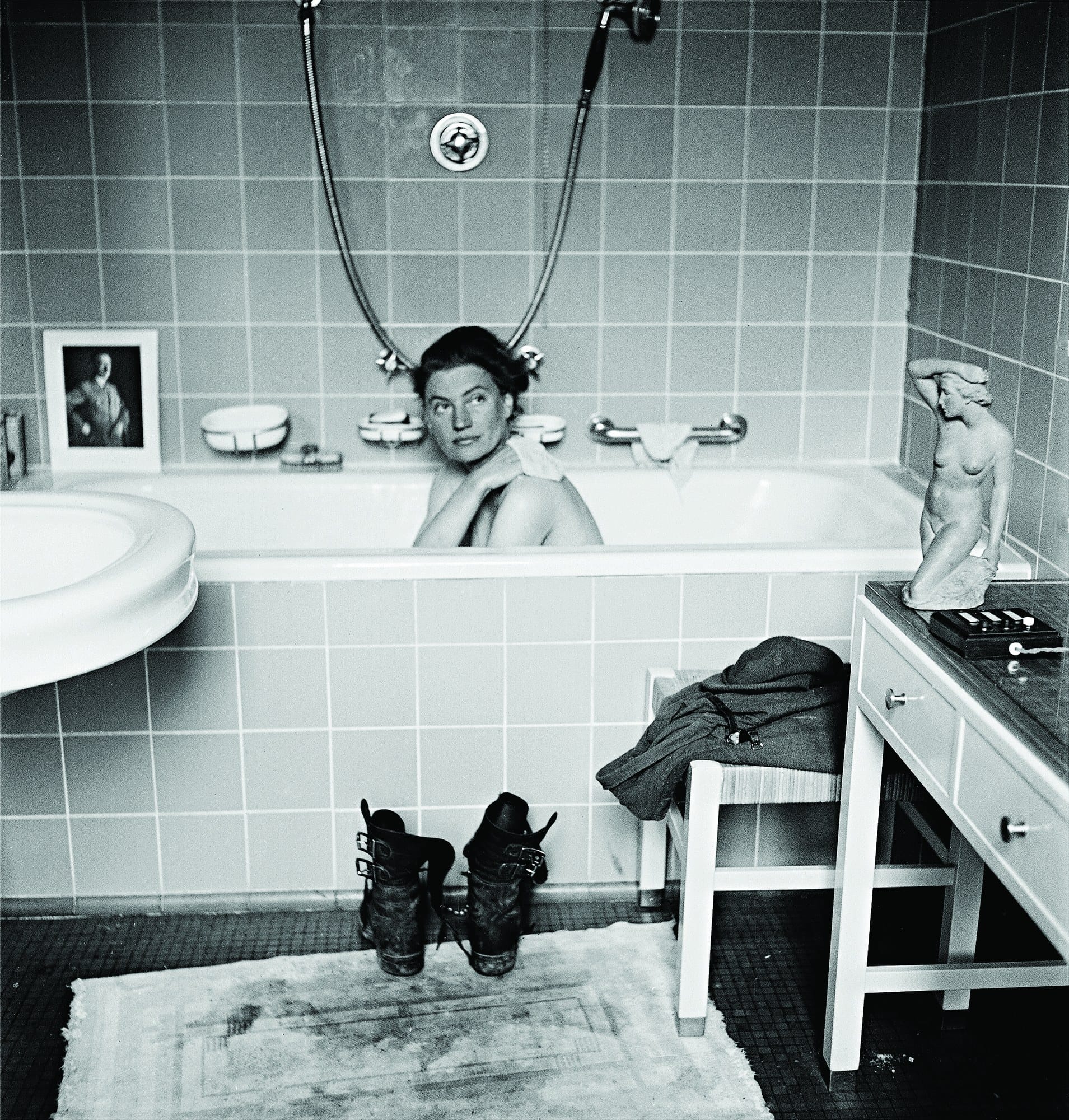 Lee Miller dans la baignoire de Hitler à Munich avec ses bottes sur le tapis