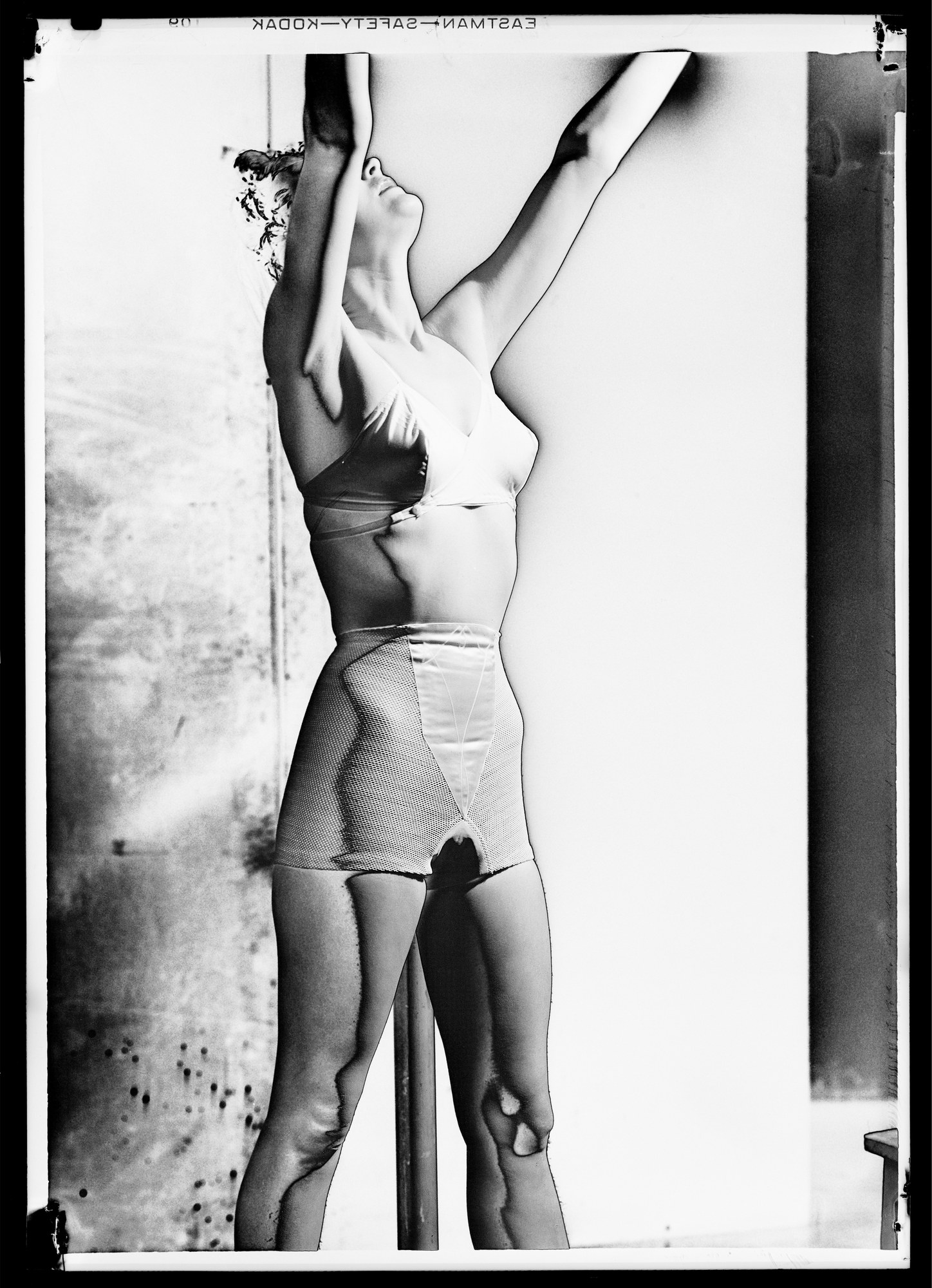 Corsetry photographie de mode solarisée par Lee Miller pour Vogue en 1942