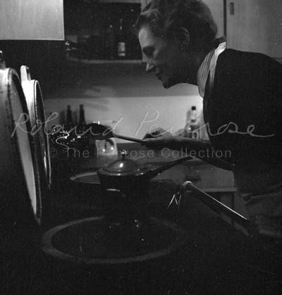 Lee Miller cuisinant à Farley Farm dans le Sussex