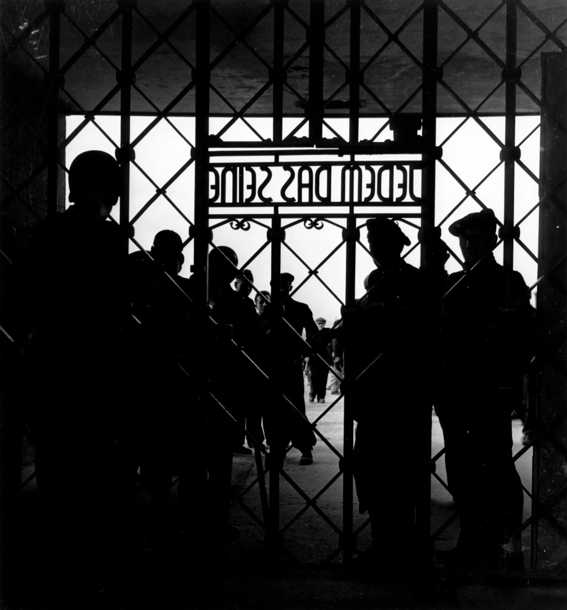 Entrée du camp de concentration de Buchenwald photographiée par Lee Miller en 1945