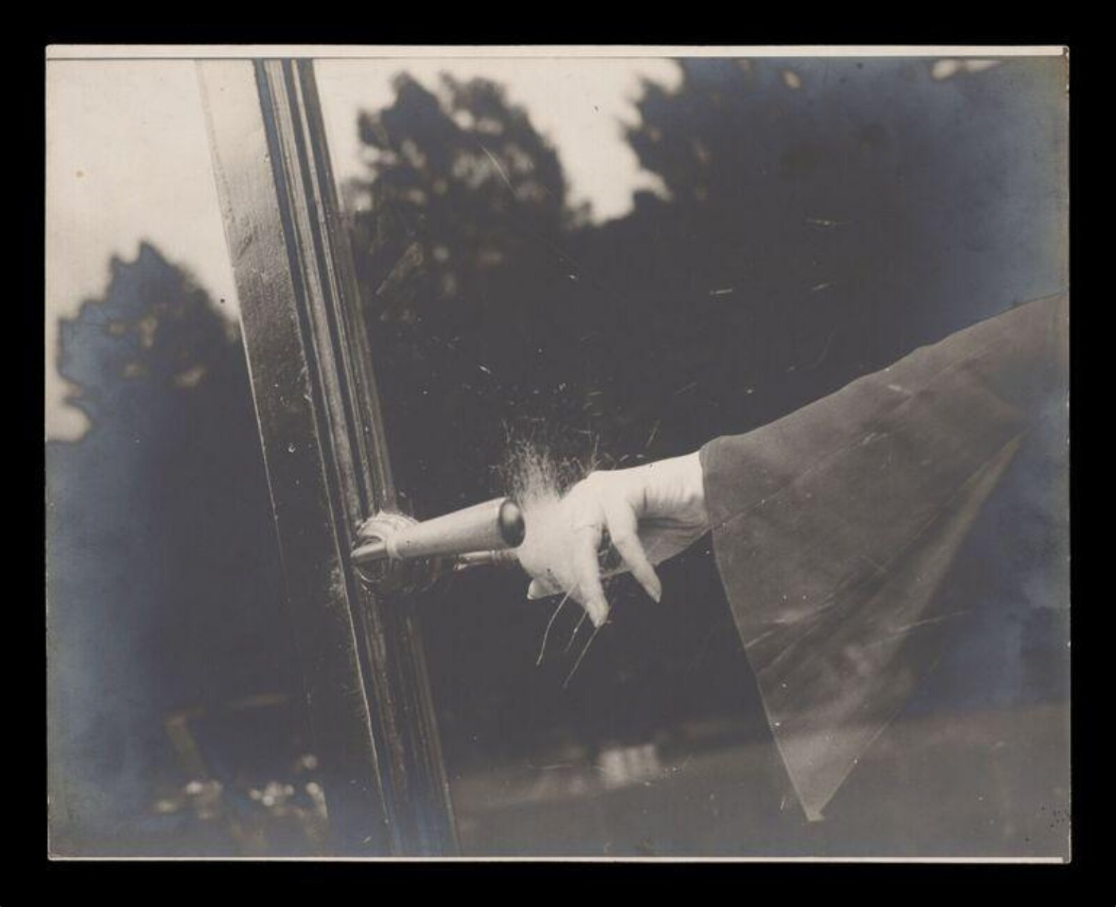 Exploding Hand de Lee Miller, main posée sur une porte rayée à Paris en 1930