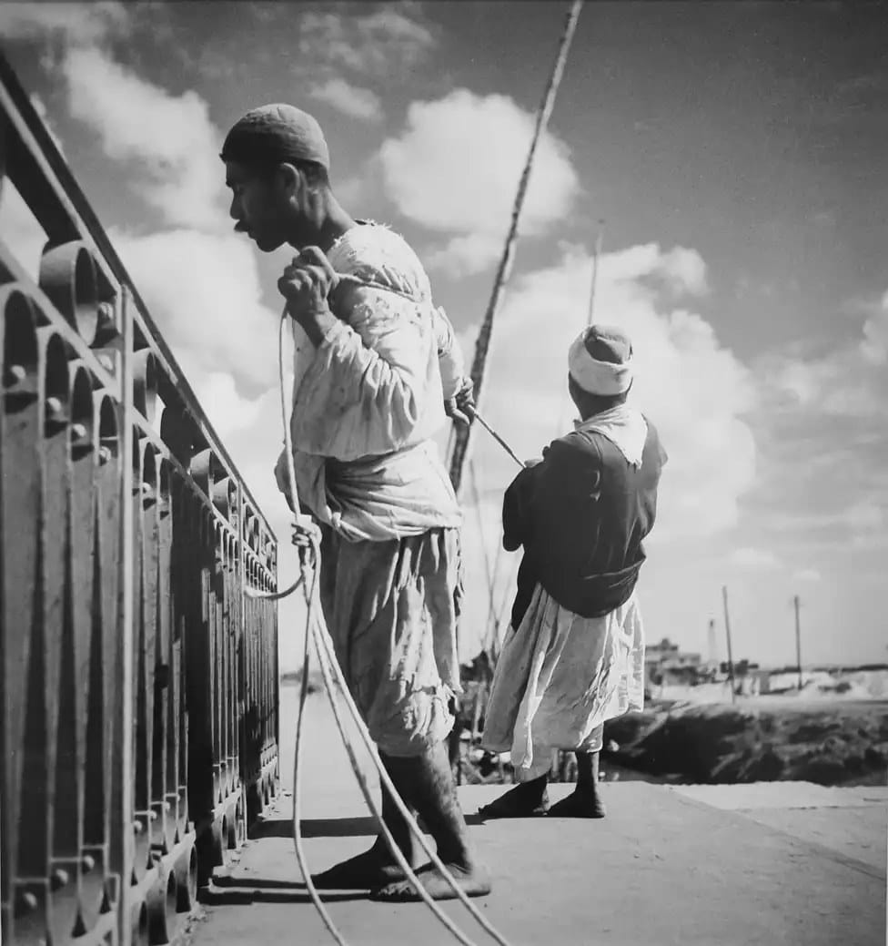 Hommes amarrant une felouque photographiés par Lee Miller en Égypte en 1936