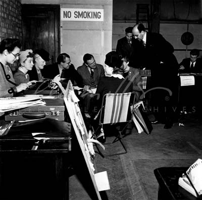 Here is Vogue in spite of all photographié par Lee Miller dans Londres bombardé en 1941