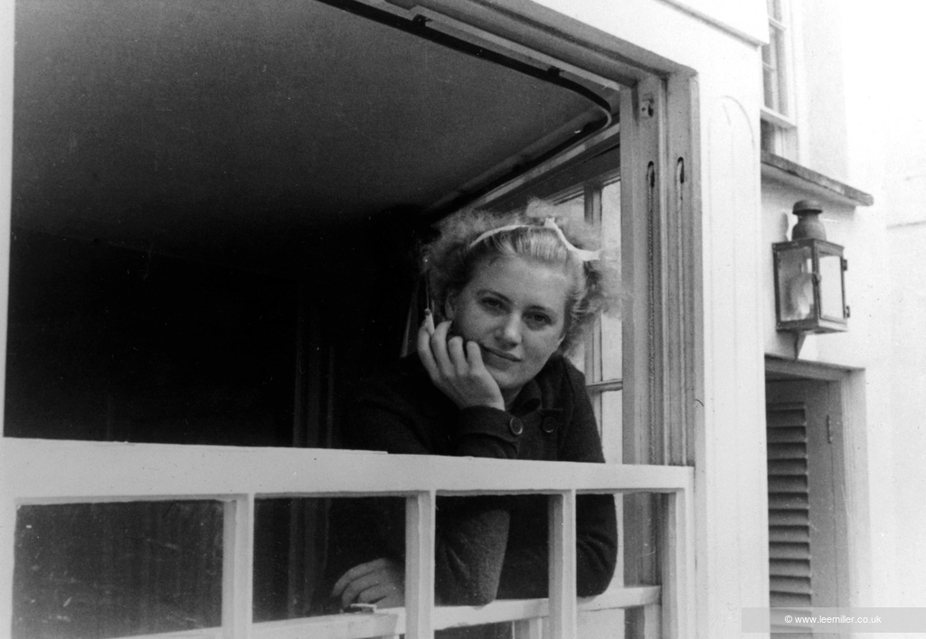 Lee Miller fumant près d’une fenêtre en Cornouailles en 1937