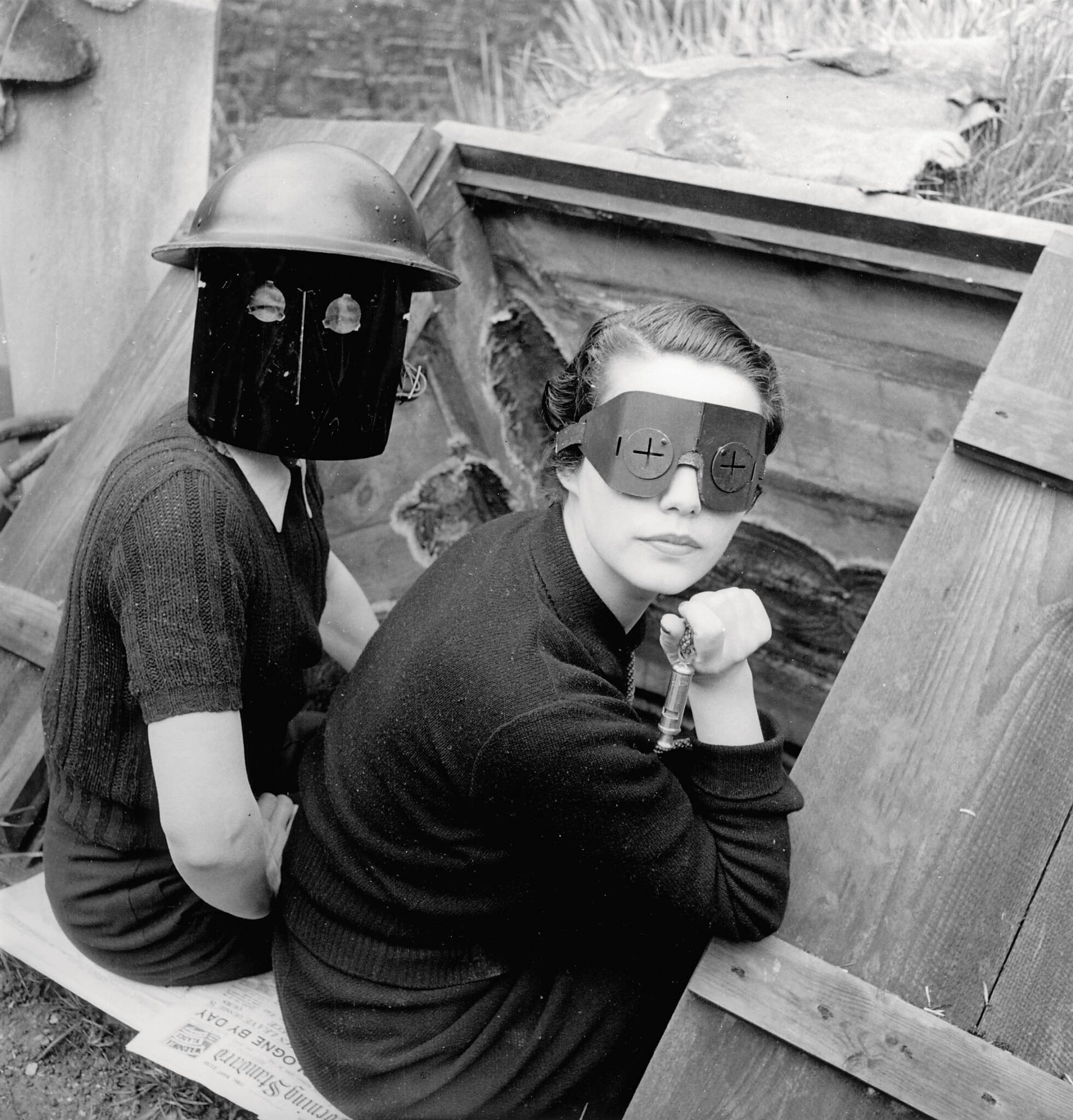 Deux femmes portant des masques anti-incendie photographiées par Lee Miller à Londres en 1941