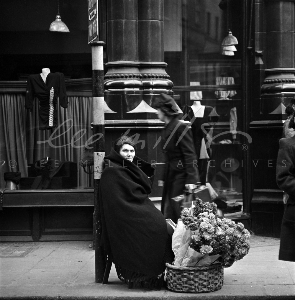 La marchande de fleurs Teresa Reilly photographiée par Lee Miller à Dublin en 1946