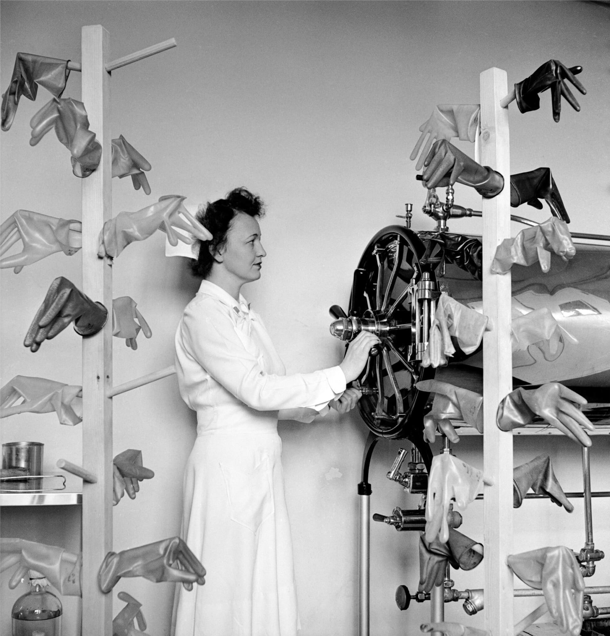 Gants chirurgicaux séchant sur des supports photographiés par Lee Miller à Oxford en 1943