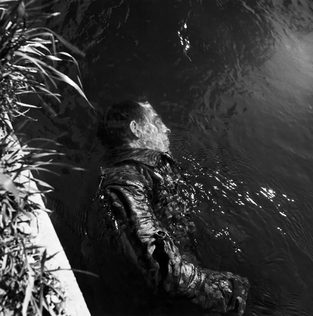 Garde SS mort dans un canal à Dachau photographié par Lee Miller en 1945