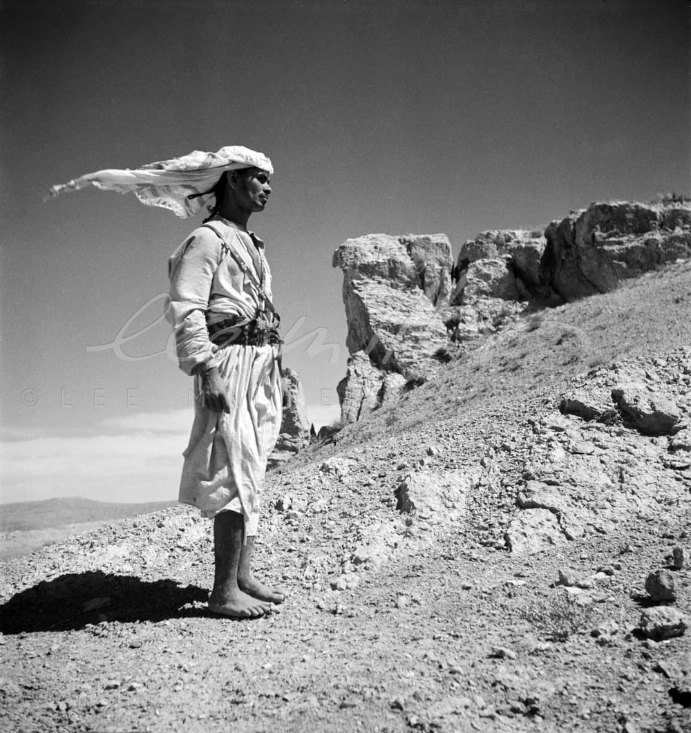 Homme au foulard soufflé par le vent photographié par Lee Miller en Syrie vers 1938