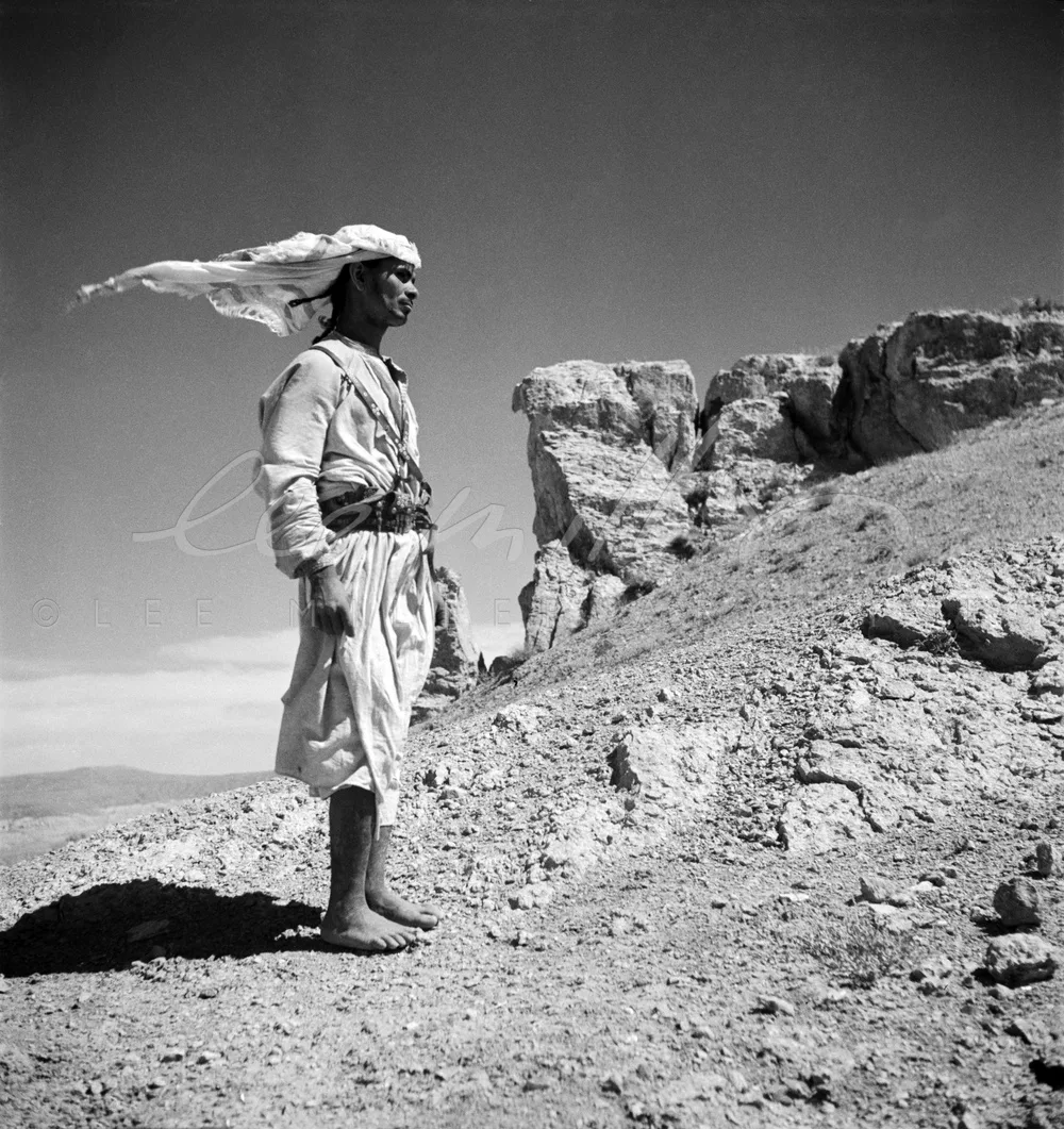 Homme au foulard soufflé par le vent photographié par Lee Miller en Syrie vers 1938