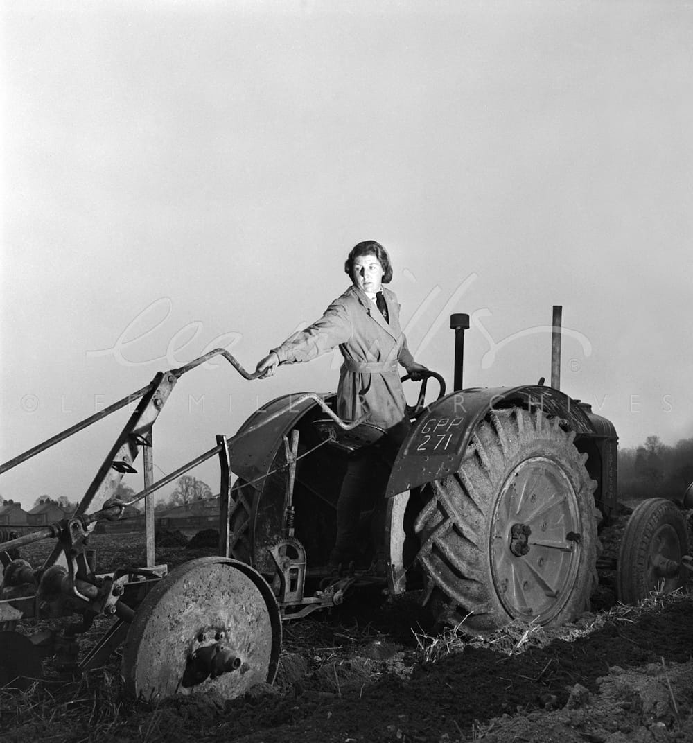 Femme de la Land Army conduisant un tracteur photographiée par Lee Miller en 1943