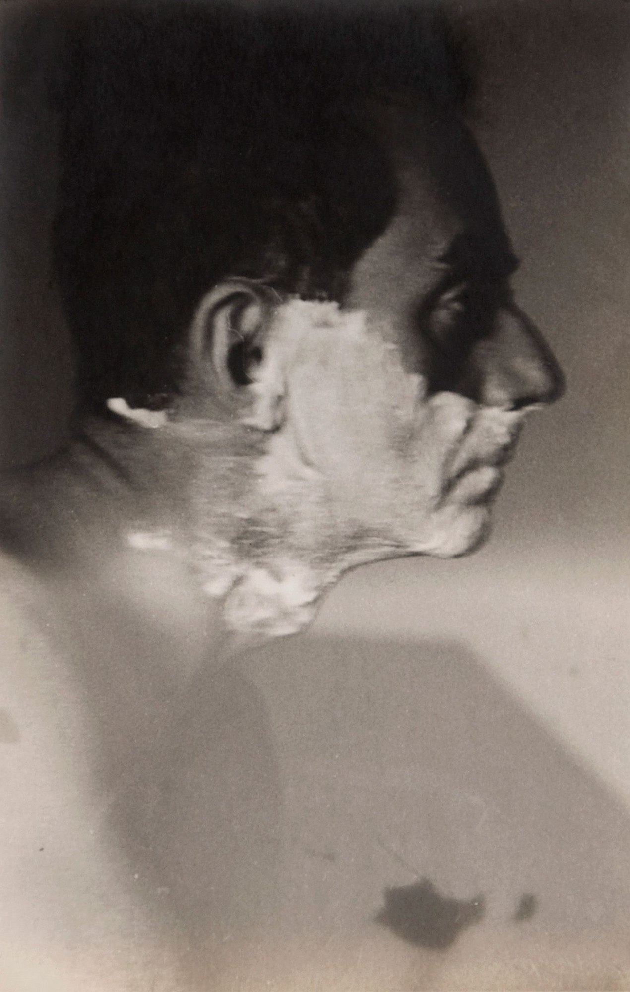 Man Ray se rasant photographié par Lee Miller à Paris en 1929