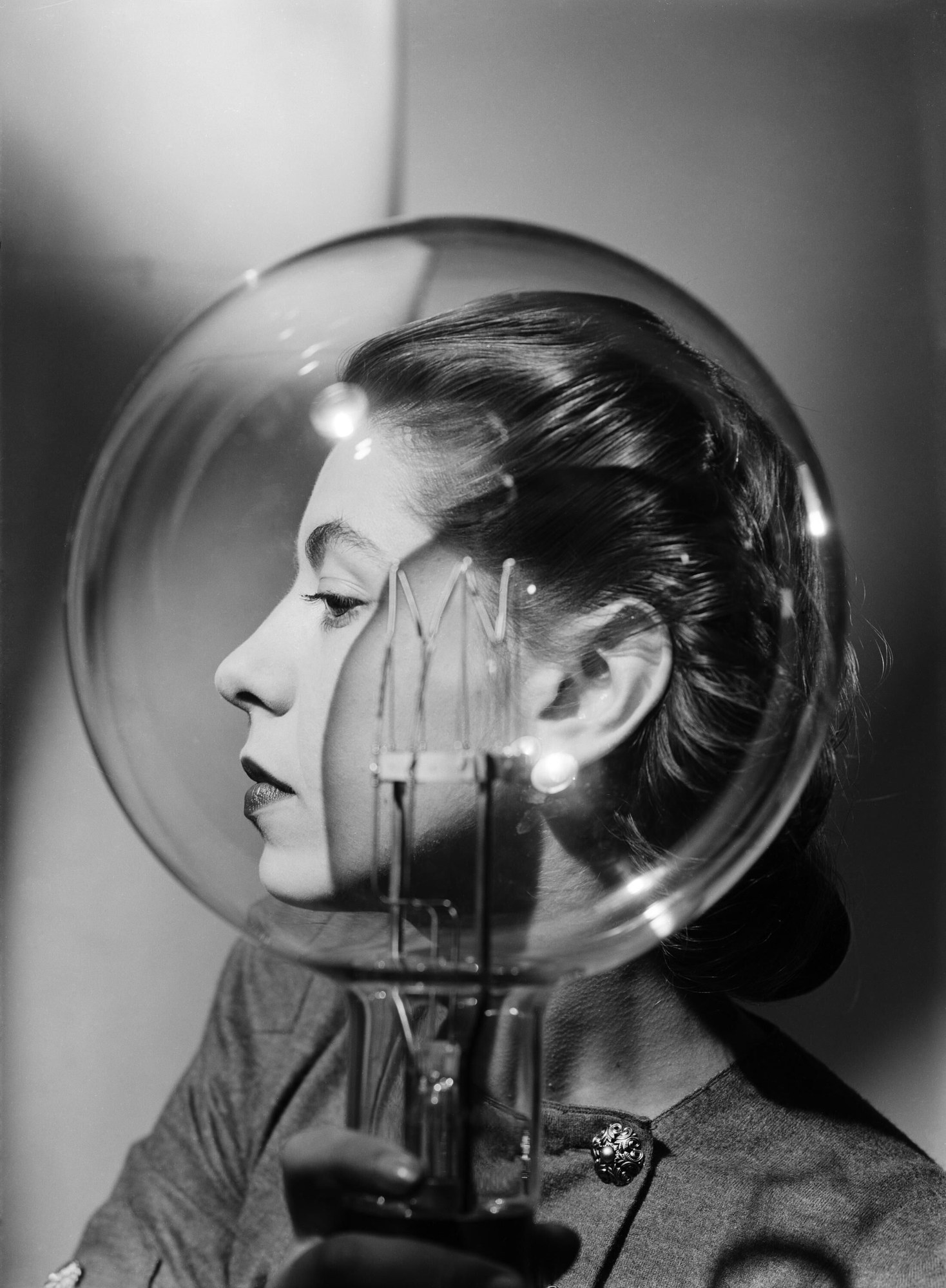 Modèle avec une ampoule photographiée par Lee Miller à Londres vers 1943
