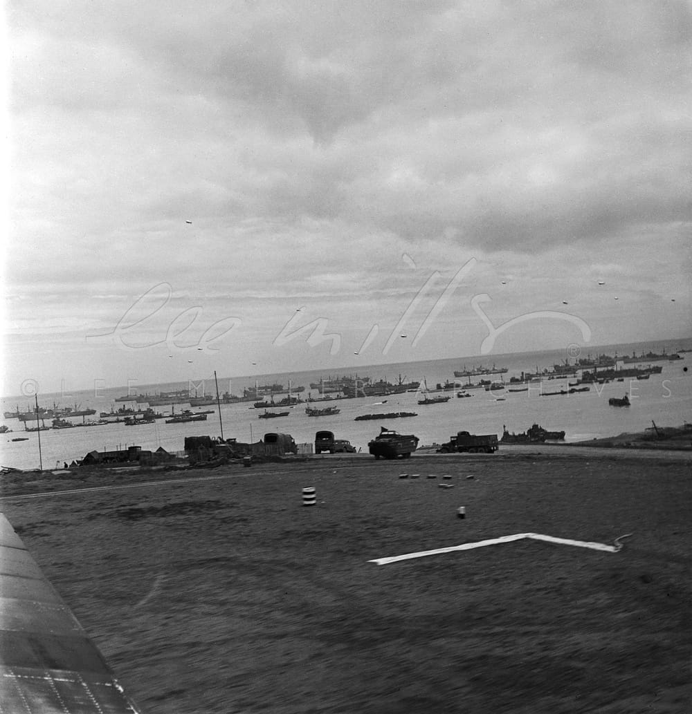 Vue aérienne d’Omaha Beach photographiée par Lee Miller en 1944