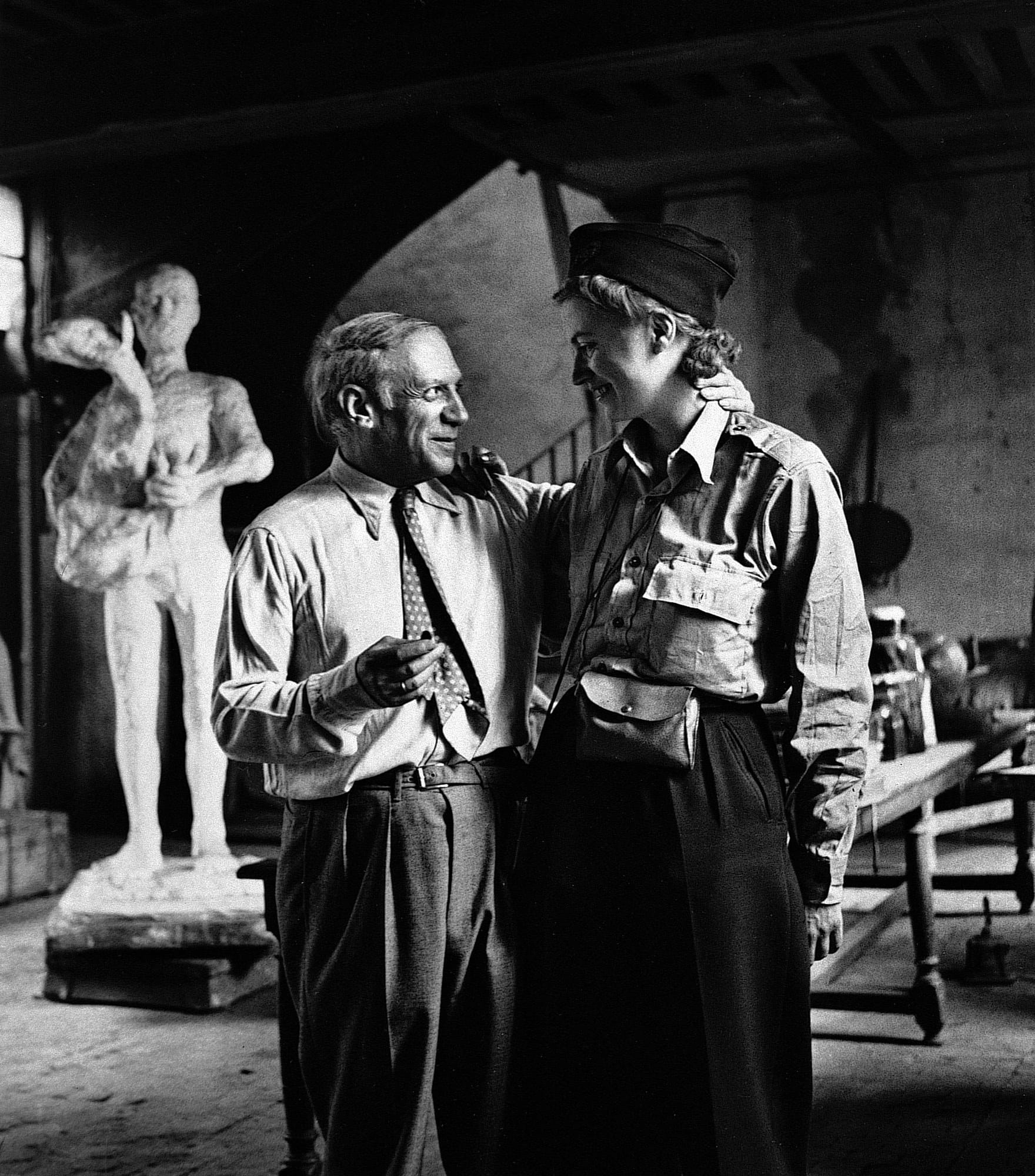 Pablo Picasso et Lee Miller en uniforme dans l’atelier parisien du peintre en 1944
