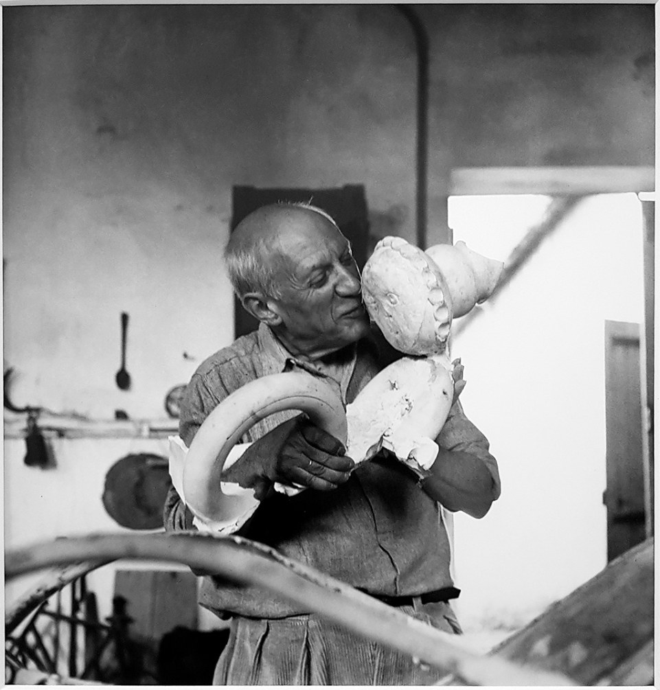 Pablo Picasso embrassant sa sculpture Femme à la poussette photographié par Lee Miller en 1954