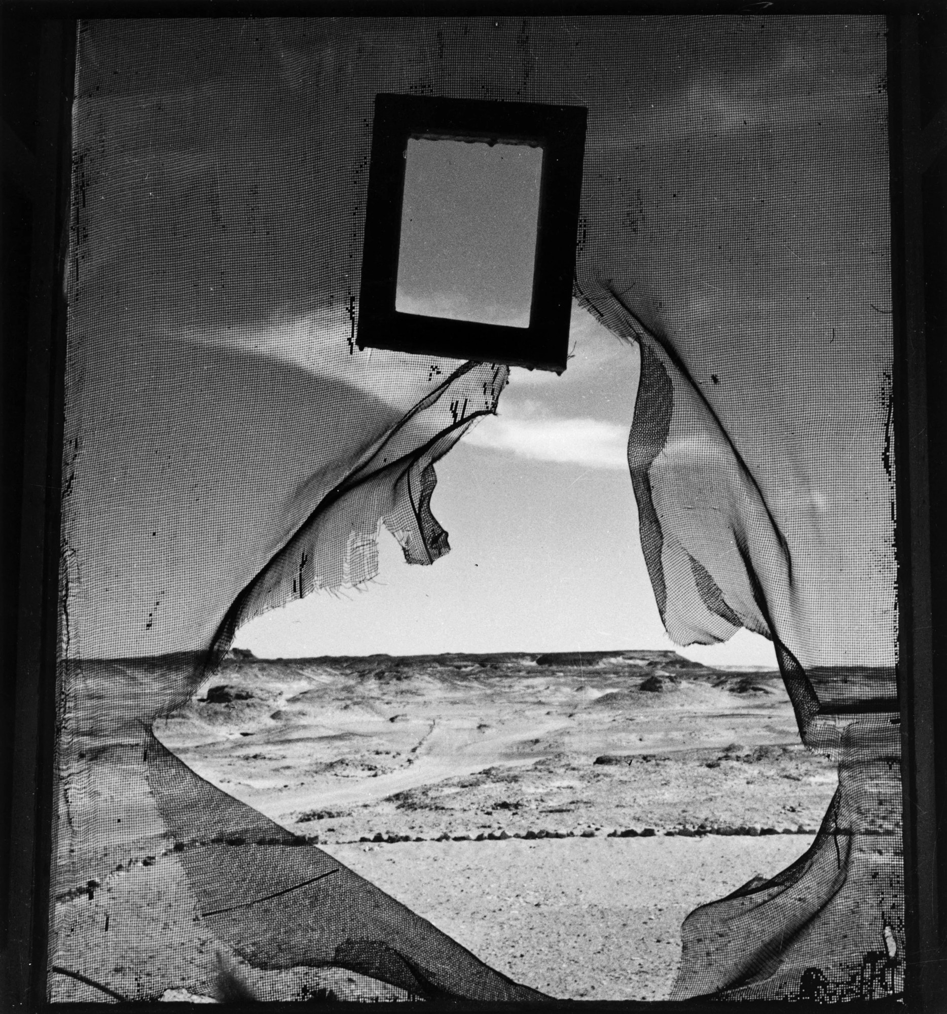 Portrait of Space de Lee Miller montrant le désert à travers une moustiquaire déchirée