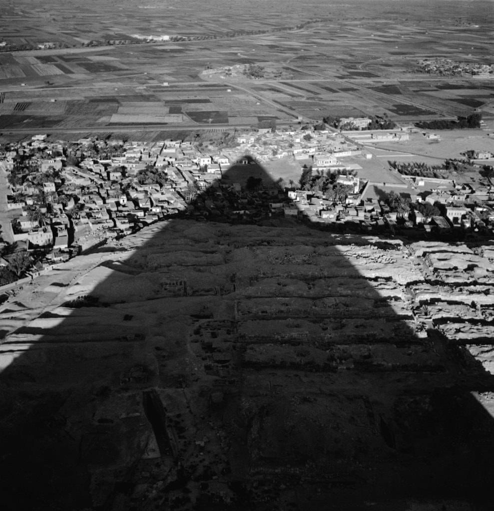 Vue depuis le sommet de la grande pyramide de Gizeh photographiée par Lee Miller en 1938