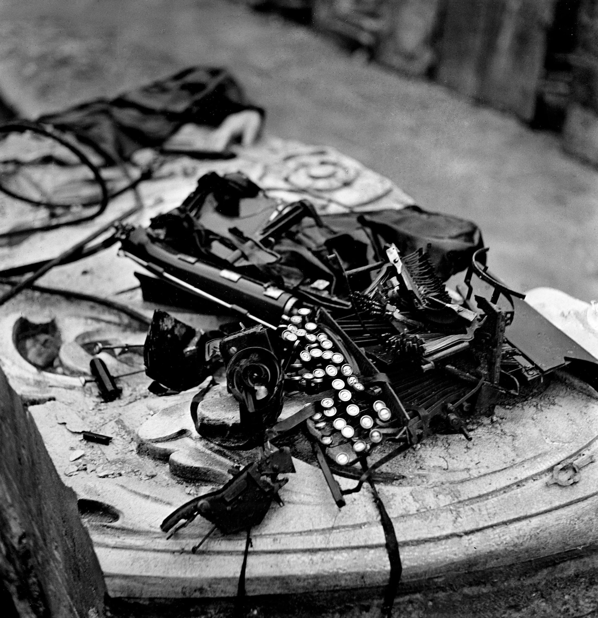 Machine à écrire Remington Silent sous les décombres photographiée par Lee Miller en 1940