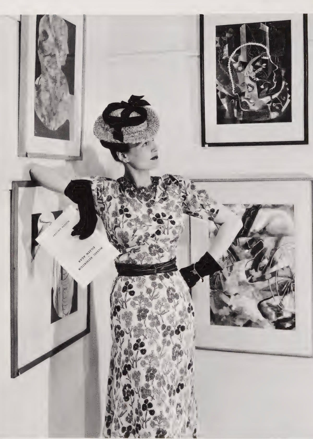 Robe imprimée photographiée par Lee Miller à une exposition à Londres en 1942