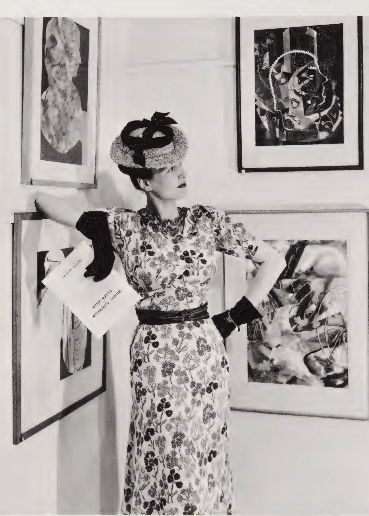 Robe imprimée photographiée par Lee Miller à une exposition à Londres en 1942
