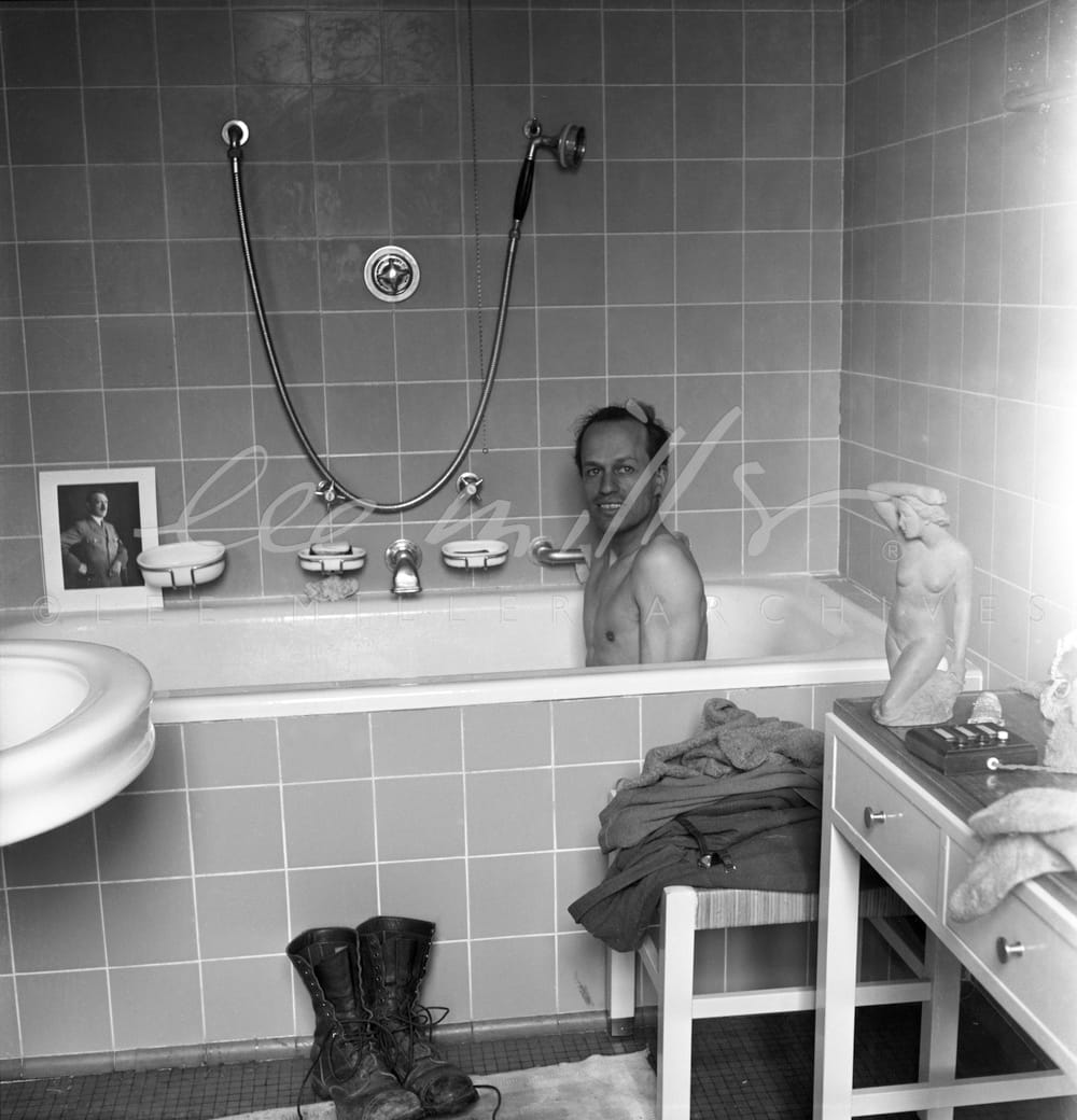 David E Scherman dans la baignoire de Hitler photographié par Lee Miller en 1945