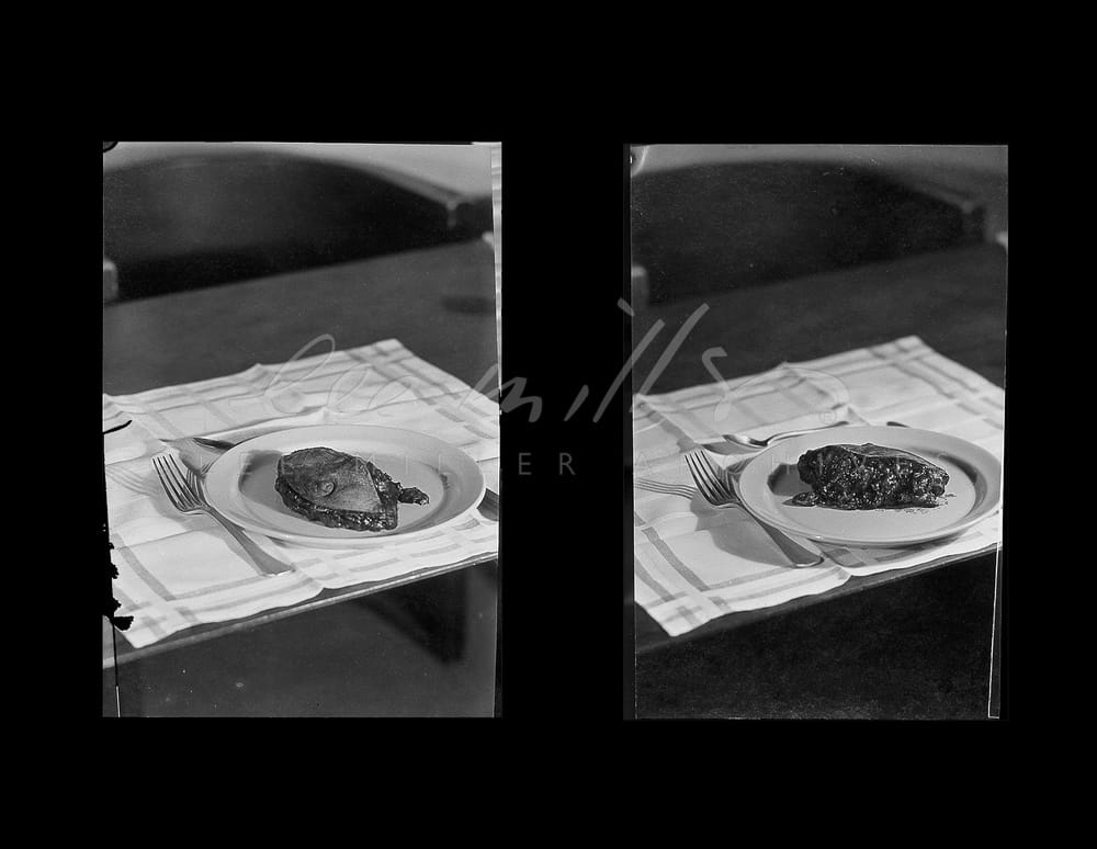 Nature morte de Lee Miller montrant du tissu mammaire après une mastectomie sur une assiette