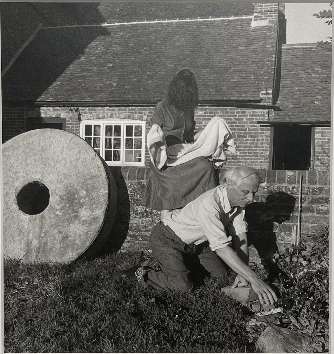Dorothea Tanning et Max Ernst dans le jardin de Farley Farm photographiés par Lee Miller en 1950