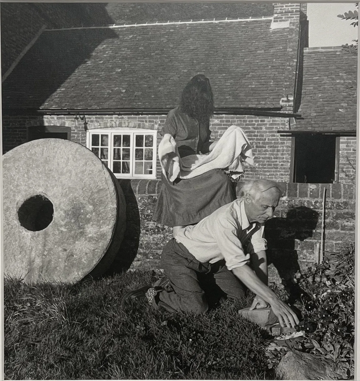 Dorothea Tanning et Max Ernst dans le jardin de Farley Farm photographiés par Lee Miller en 1950