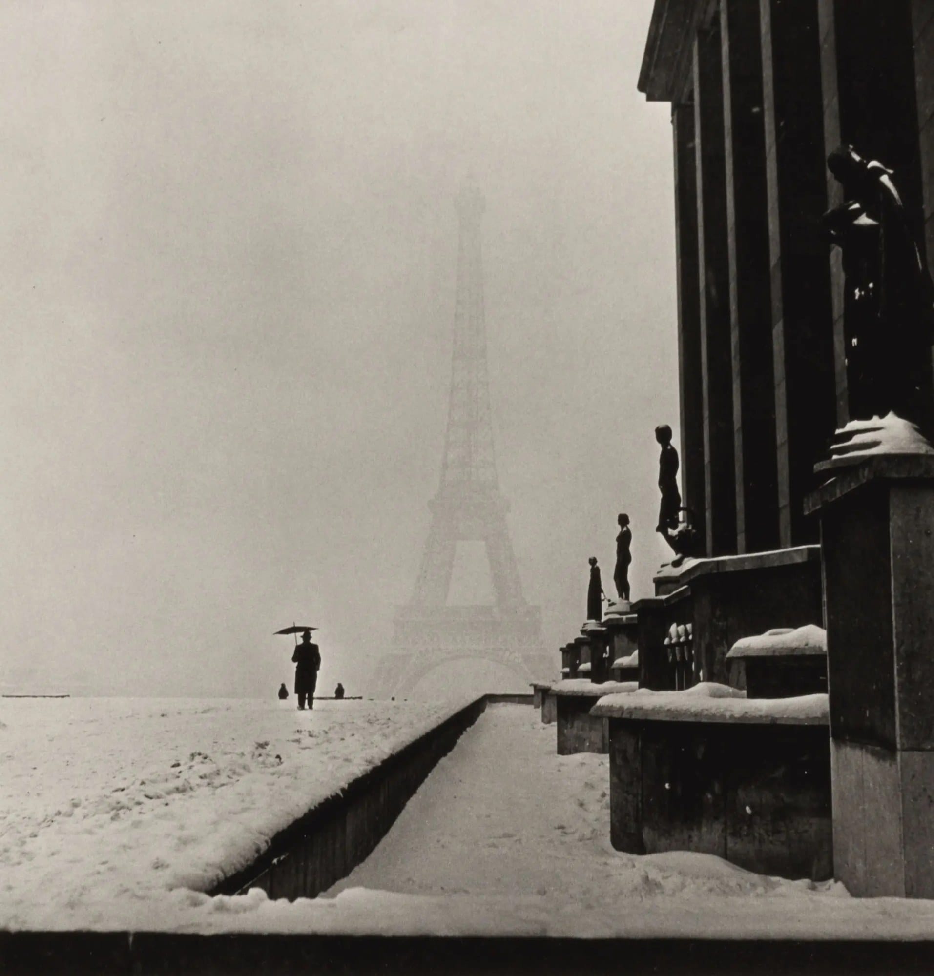 Tour Eiffel voilée sous la neige photographiée par Lee Miller depuis le palais de Chaillot en 1944