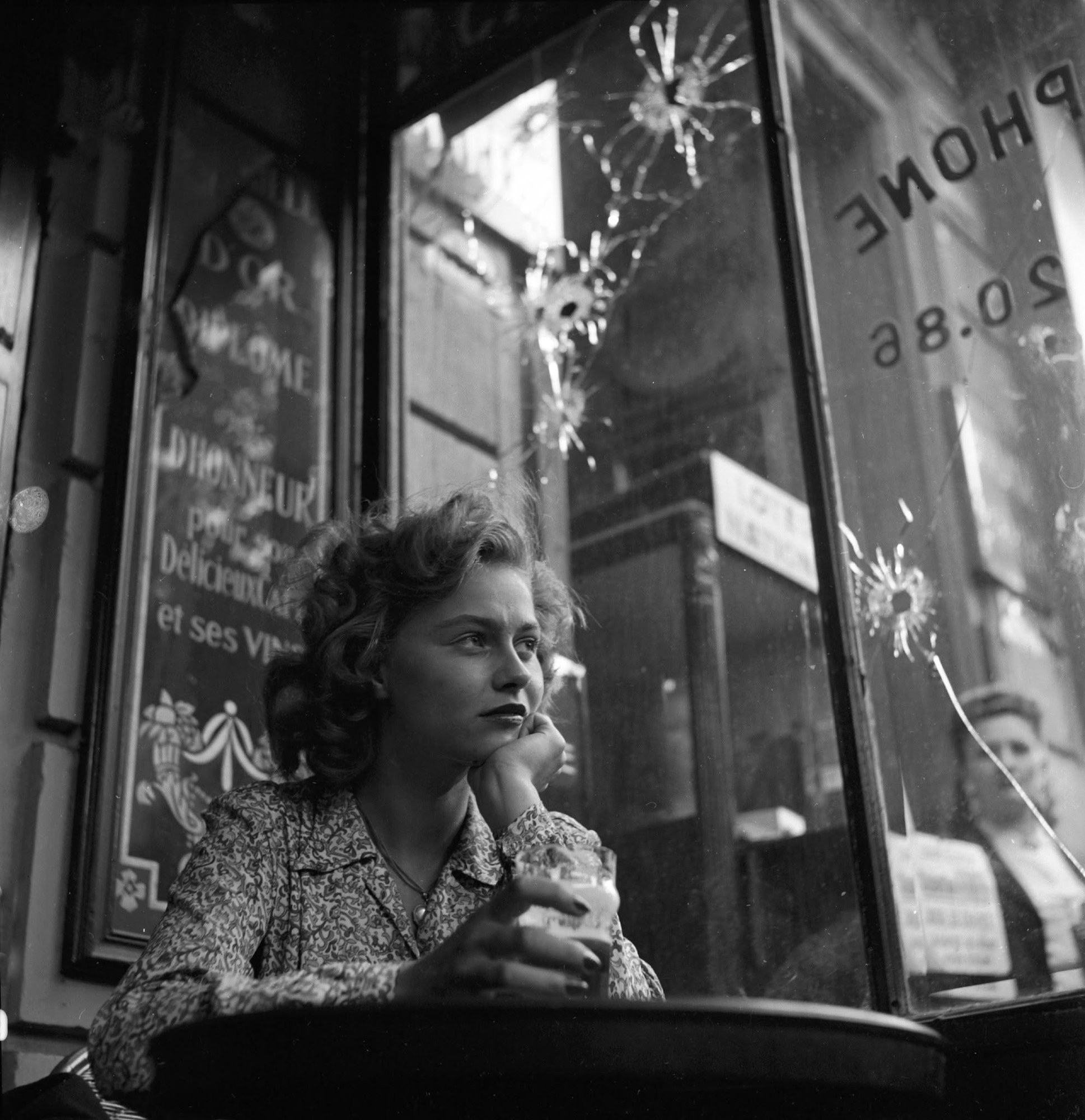 Christiane Poignet vue à travers une vitre de café éclatée par une balle à Paris en 1944