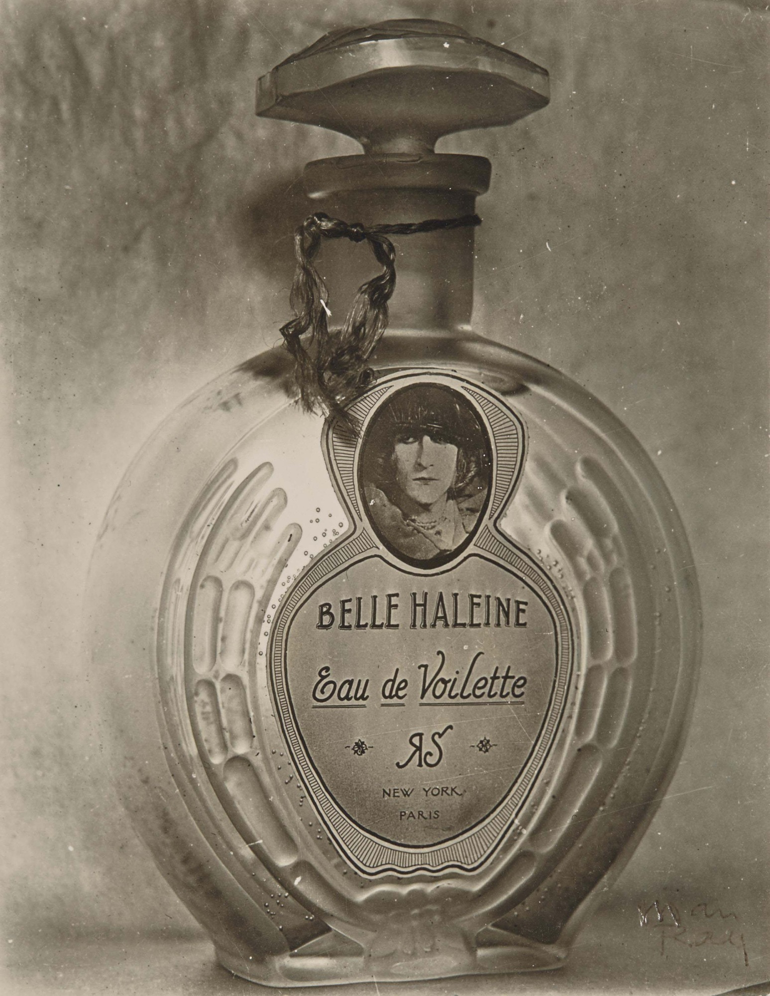 Flacon de parfum Belle Haleine, Eau de Voilette, étiqueté d’un portrait de Rrose Sélavy, photographie de Man Ray, 1921