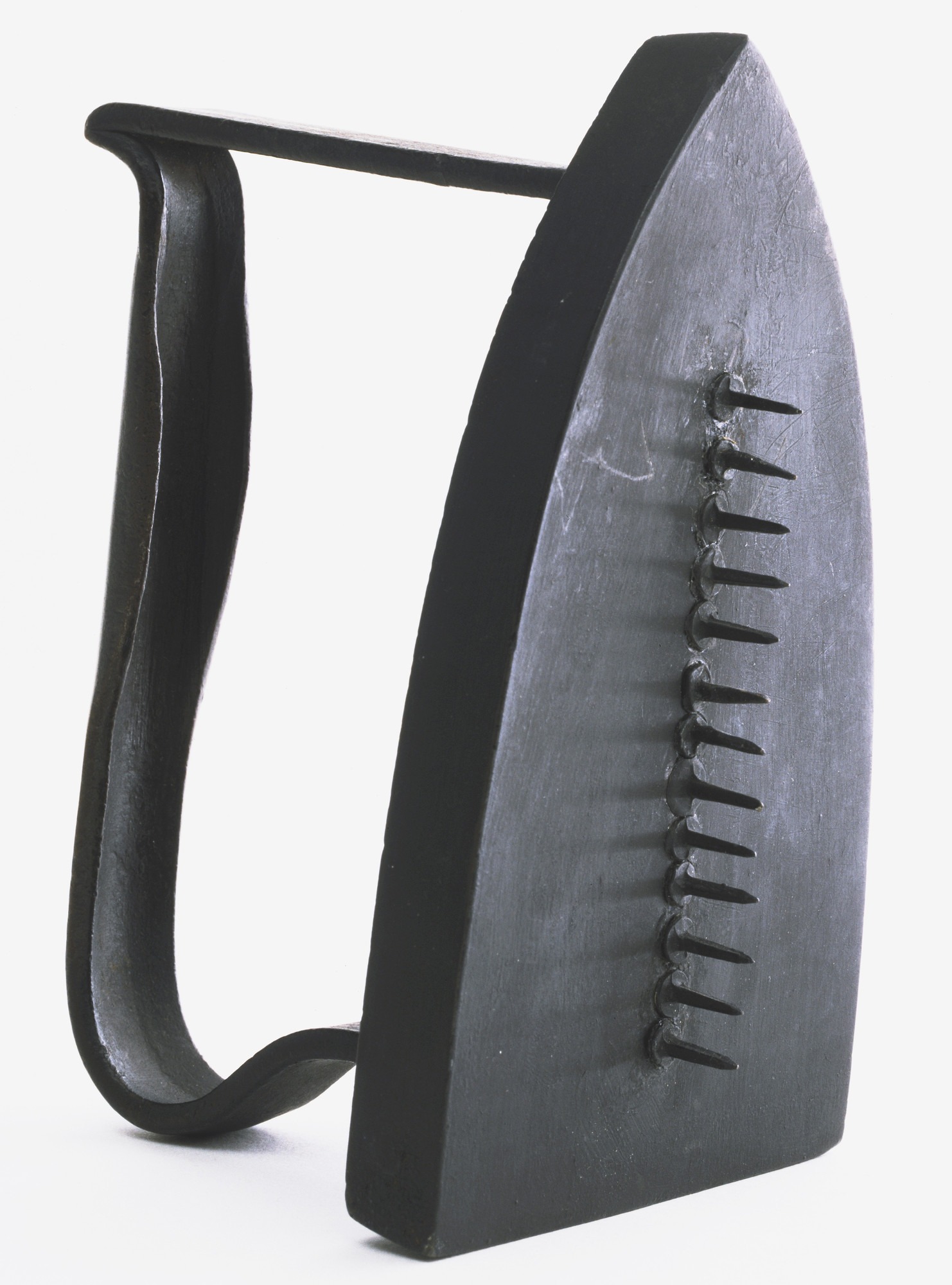 Cadeau : fer à repasser garni d’une rangée de clous, objet de Man Ray
