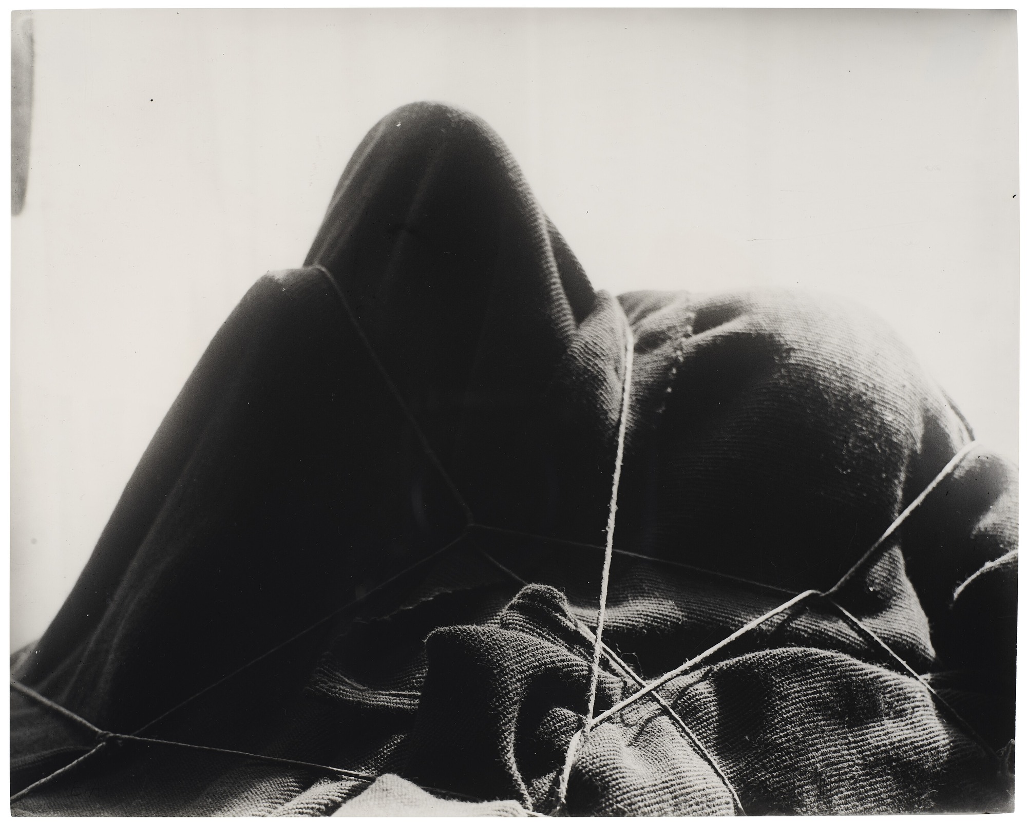 L’Énigme d’Isidore Ducasse : objet enveloppé dans une couverture et ficelé, photographie de Man Ray, 1920