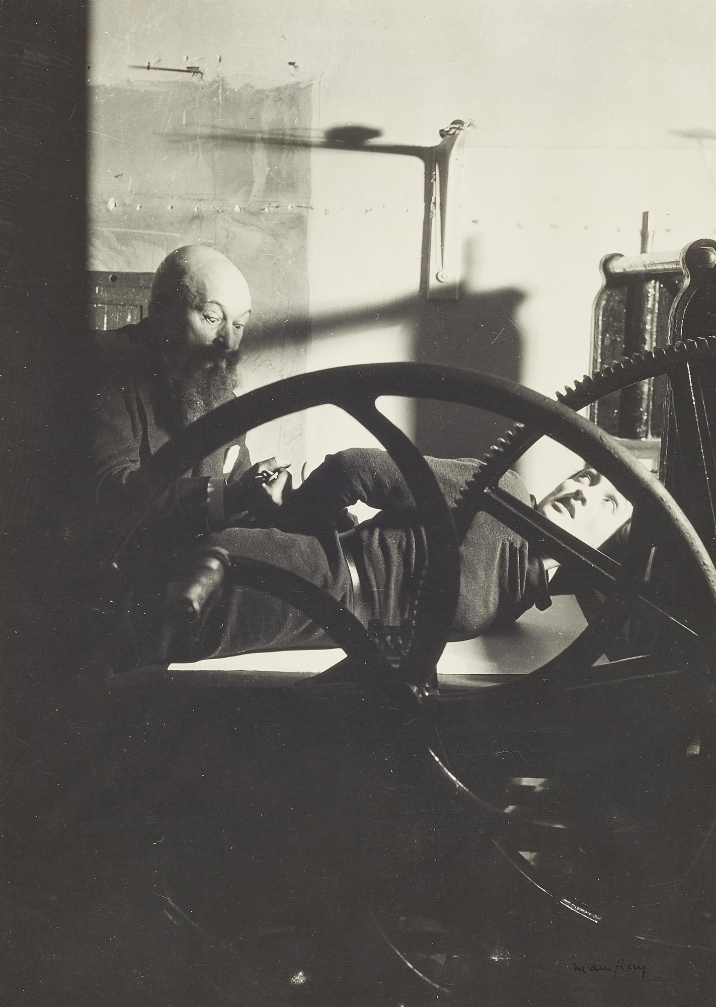 Érotique voilée : Meret Oppenheim nue derrière le volant d’une presse d’imprimerie, photographie de Man Ray, 1933