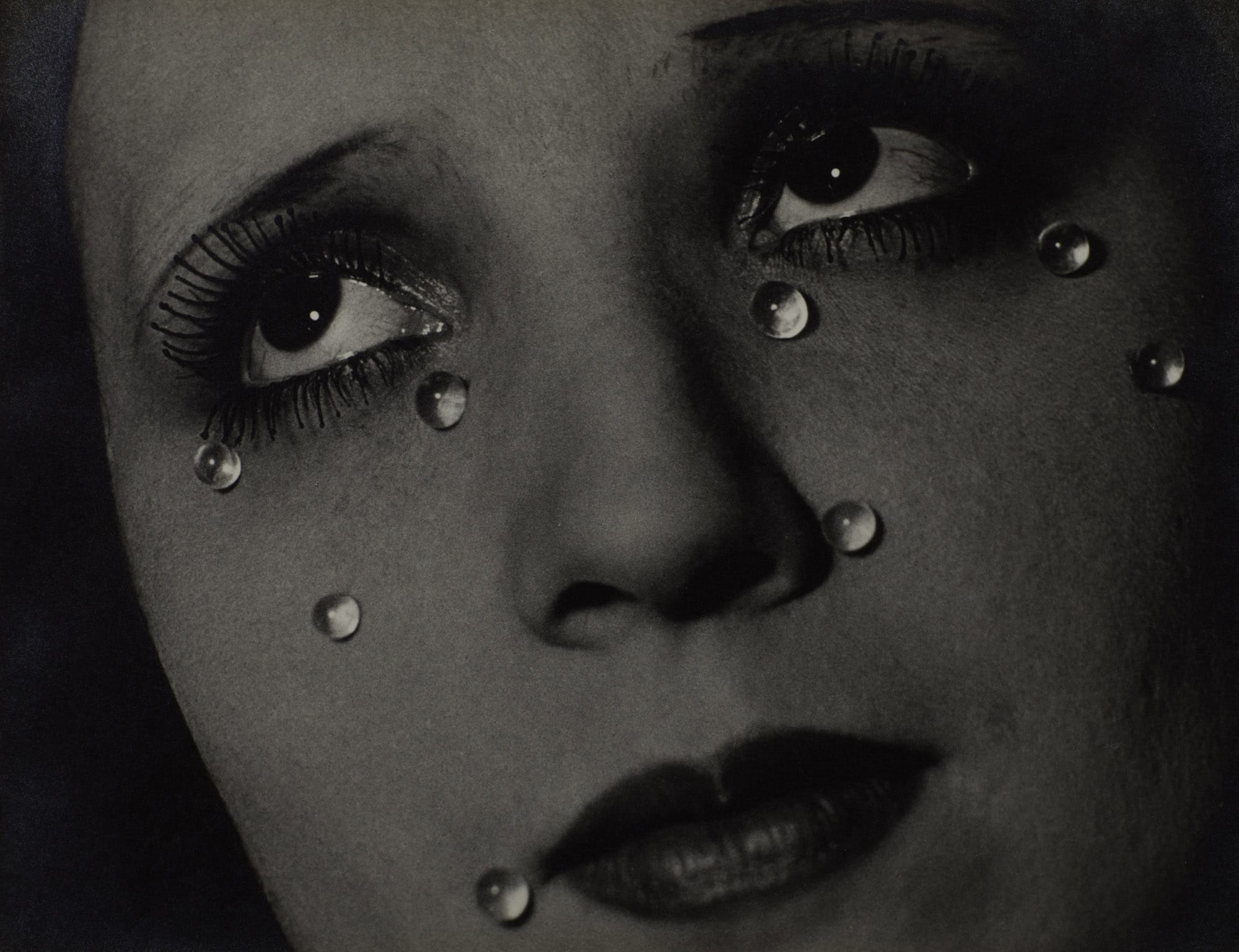 Les Larmes, gros plan sur des yeux au regard levé et larmes de verre, photographie de Man Ray, vers 1932