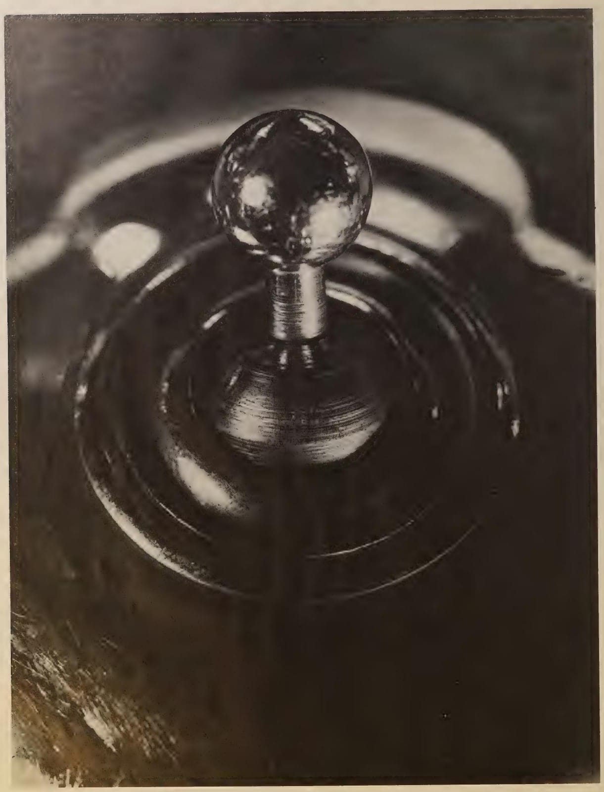 Objet sphérique sur un support circulaire, photographie de Man Ray publiée en 1934